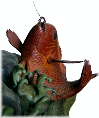 антикварная бронзовая статуэтка Эбису с рыбой, деталь