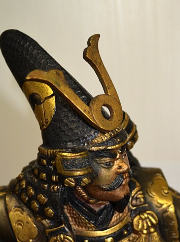 антикварная бронзовая фигура Самурай на поле битвы, деталь