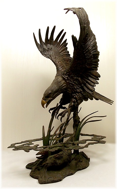 бронзовая скульптура Орел на охоте