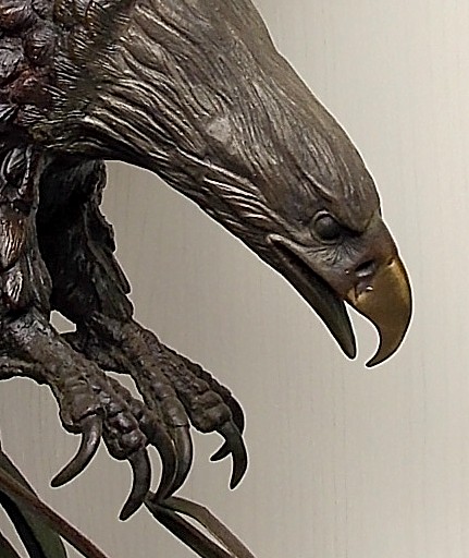 бронзовая скульптура Орел на охоте, деталь