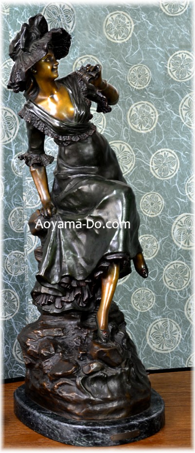 бронзовая фигура, антикварная бронзовая  фигура Девушка с биноклем