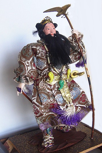 японская старинная кукла в виде первого японского императора