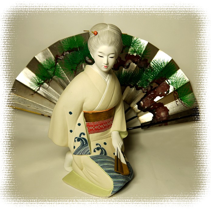 девушка в светлом кимоно, японская статуэтка