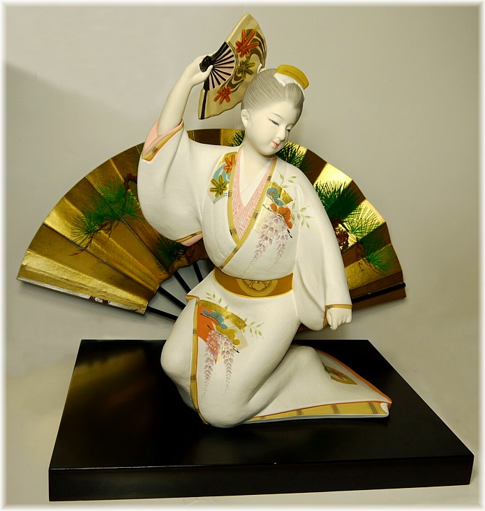 японская статуэтка из керамики Танцовщица с веером, Хаката, 1960-е гг.