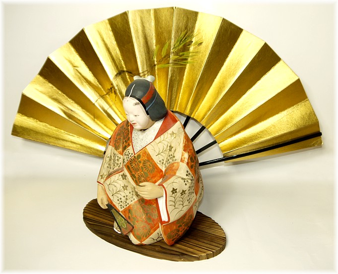 японский антиквариат: старинная статуэтка в виде персонажа театра НО в маске и с веером в руке