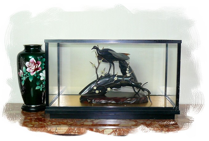 Птица Сйасчтья на ветке сакуры, интерьерая композиция из черепахи, кости и рога, Япония, 1900-е гг.