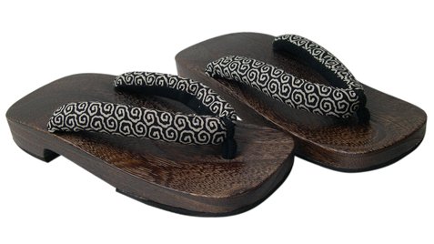 японская традиционная деревянная обувь