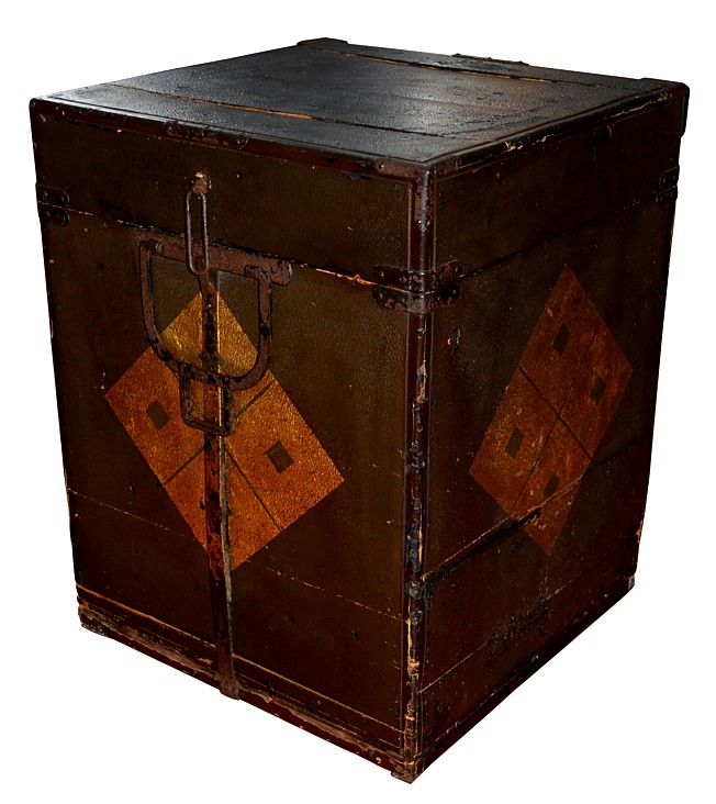 японский антикварный деревянный ящик для хранения и переноски самурайского доспеха