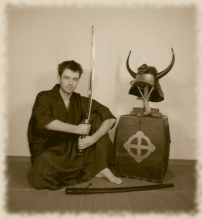 предметы самурайского вооружения: меч катана, шлем кабуто