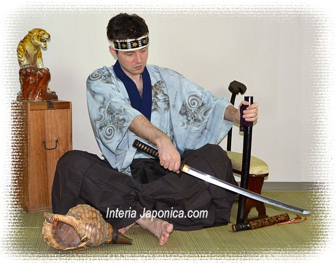 самурайский меч катана и сигнальный горн хорагай