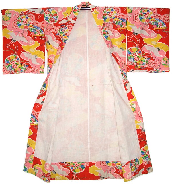 японское традиционное шелковое кимоно молодой девушки