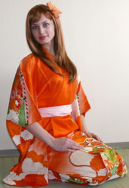 японское праздничное шелковое кимоно молодой девушки с вышивкой золотом и авторской росписью