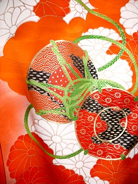 японское кимоно: деталь рисунка и вышивки