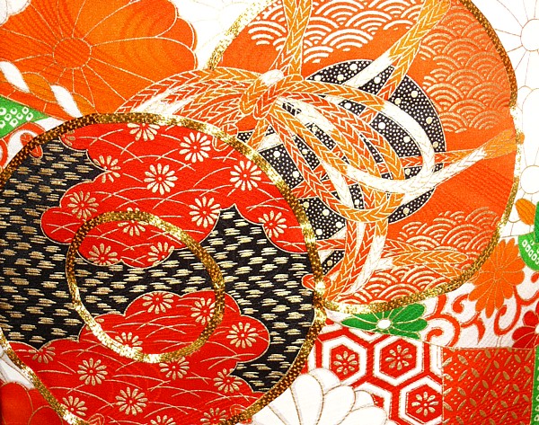 японское кимоно: деталь рисунка и вышивки