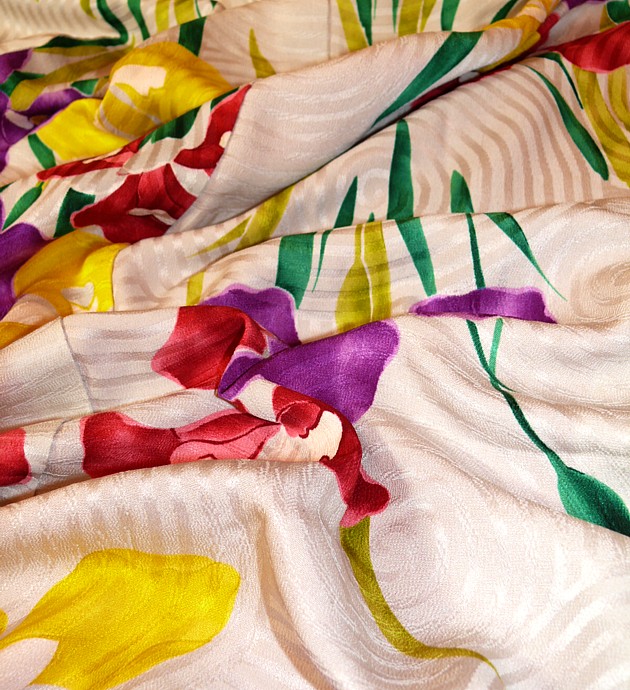 деталь росписи шелковой ткани японского кимоно
