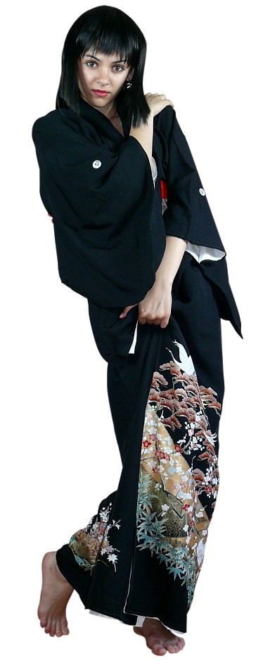 японское черное шелковое кимоно